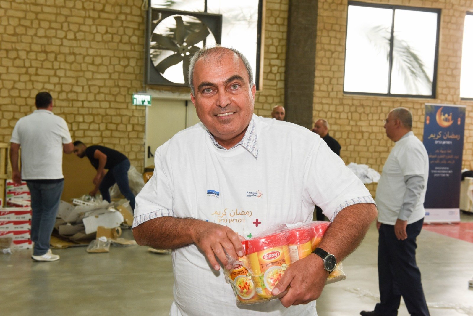 موظفو بنك لئومي بحملة طرود غذائية دعمًا للعائلات المستورة-14