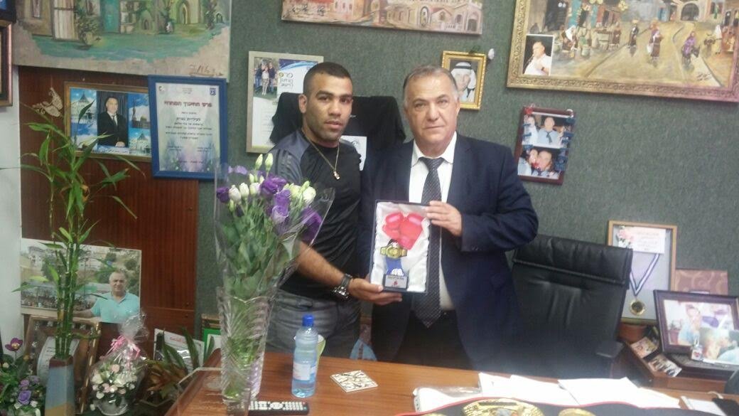 حمادة توبة الحائز على حزام بطل القارات يقدم انجازه لرئيس البلدية علي سلام-3