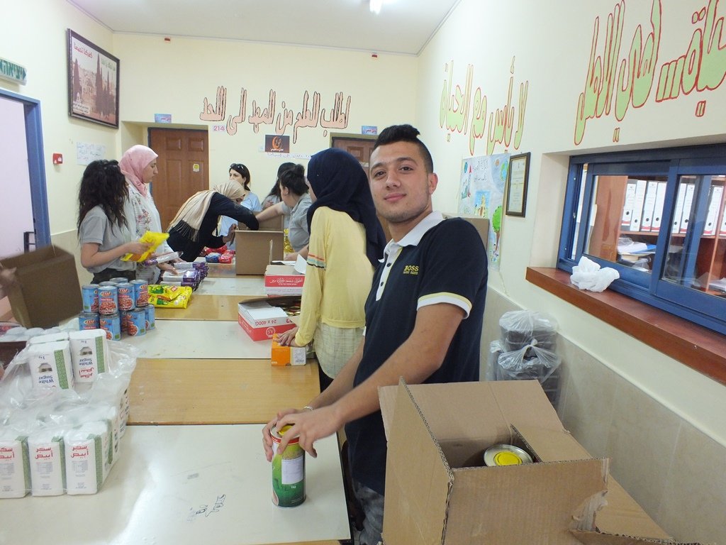 مدرسة غرناطة الثانوية تقوم بتوزيع طرود غذائية على العائلات المستورة في القرية بمناسبة شهر الخير والعطاء -0