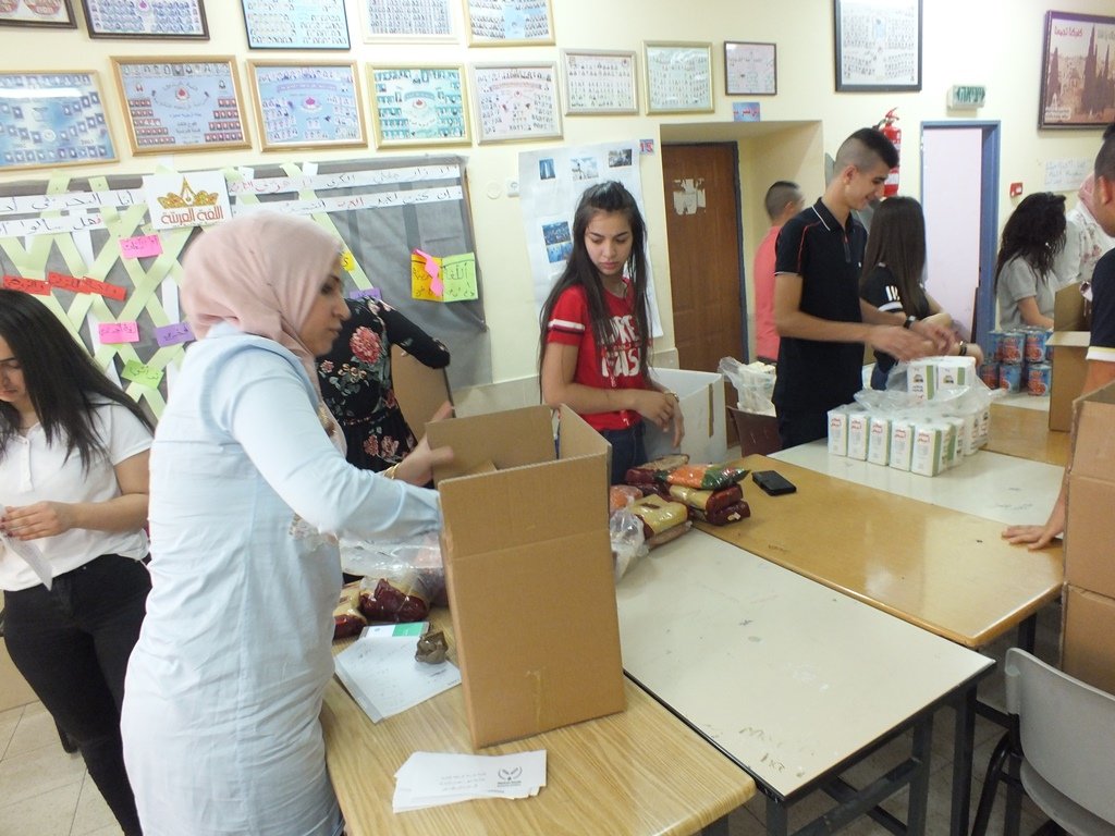 مدرسة غرناطة الثانوية تقوم بتوزيع طرود غذائية على العائلات المستورة في القرية بمناسبة شهر الخير والعطاء -7