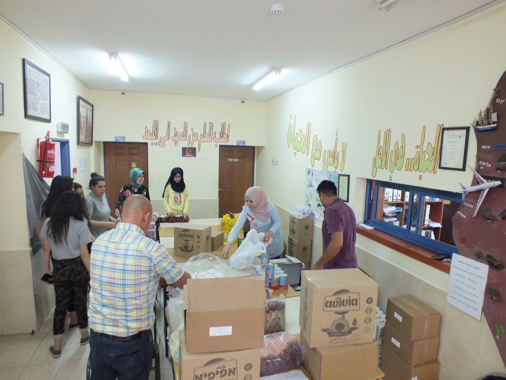 مدرسة غرناطة الثانوية تقوم بتوزيع طرود غذائية على العائلات المستورة في القرية بمناسبة شهر الخير والعطاء -9