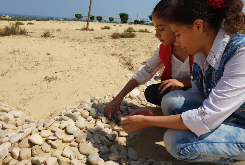  أطفالٌ يسافرون بأحلامهم... ويرسمون مستقبل المخيم المتحف الفلسطيني ينفذ برنامجه التعليمي في غزة-1