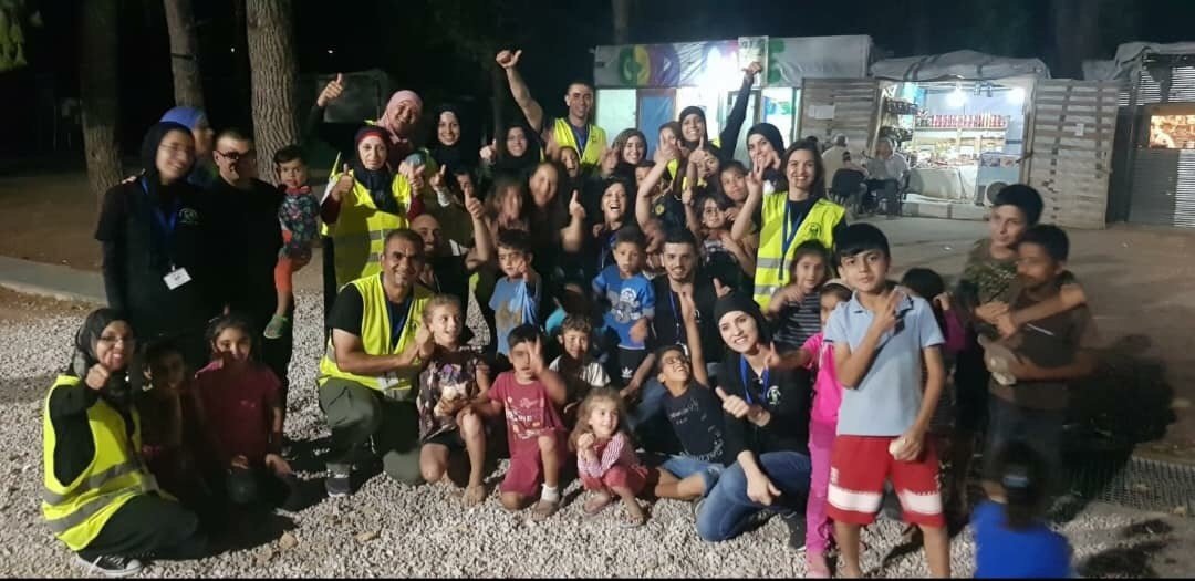 فلسطينيّون في اليونان لمساعدة اللاجئين وإغاثتهم-1