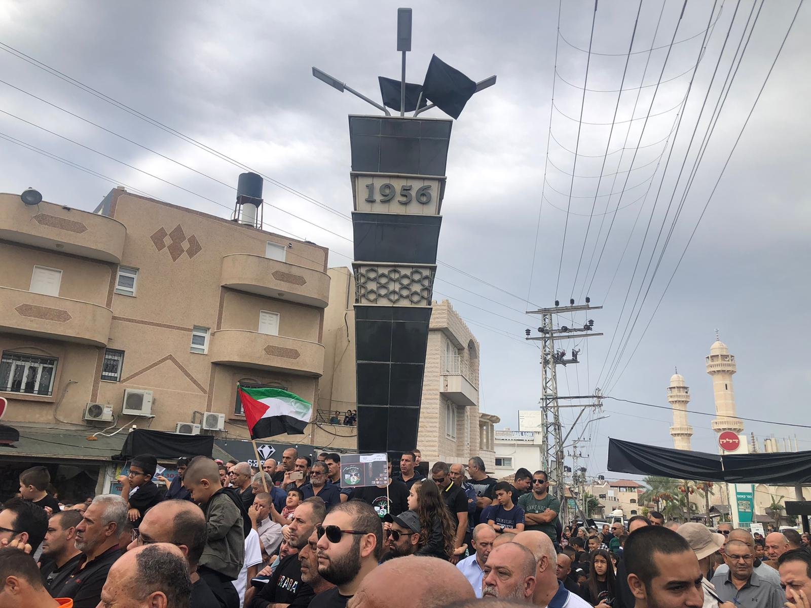 الجماهير تُحيي الذكرى الـ 63 لمجزرة كفر قاسم، ويحملون شعارات منددة ضد العنف-5