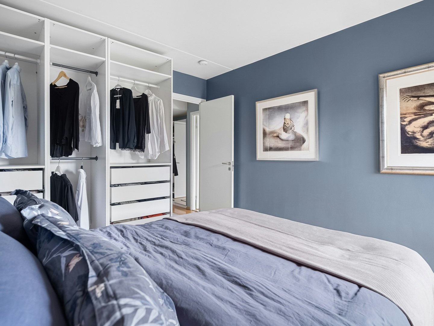 أين يمكنني وضع خزانة الملابس في غرفة النوم؟-1