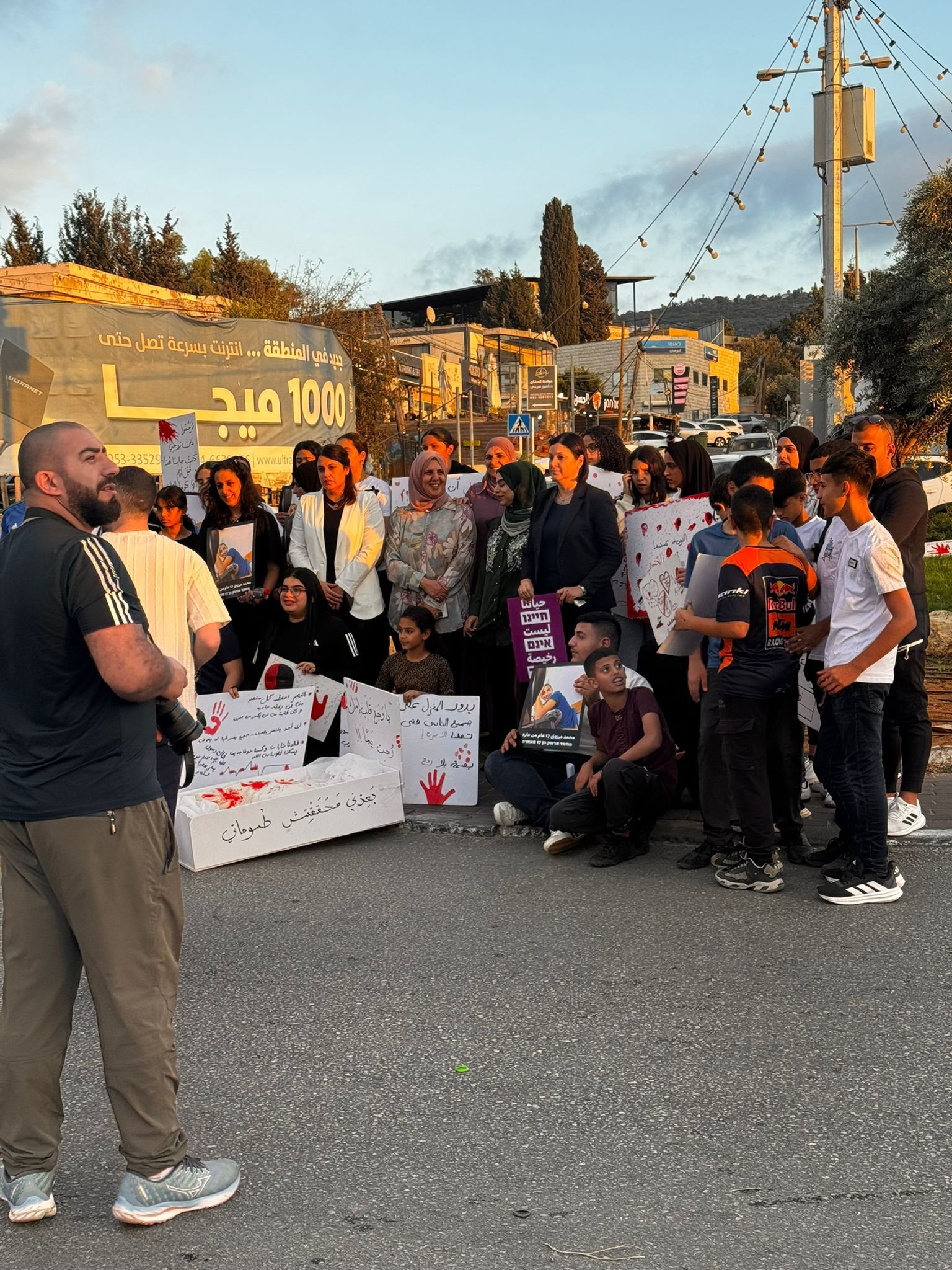 زملاء الطالب القتيل رفعوا نعشًا على أكتافهم خلال التظاهرة في عرعرة| نقف معًا: "نحو تصعيد الاحتجاج ضد العنف والجريمة"-1