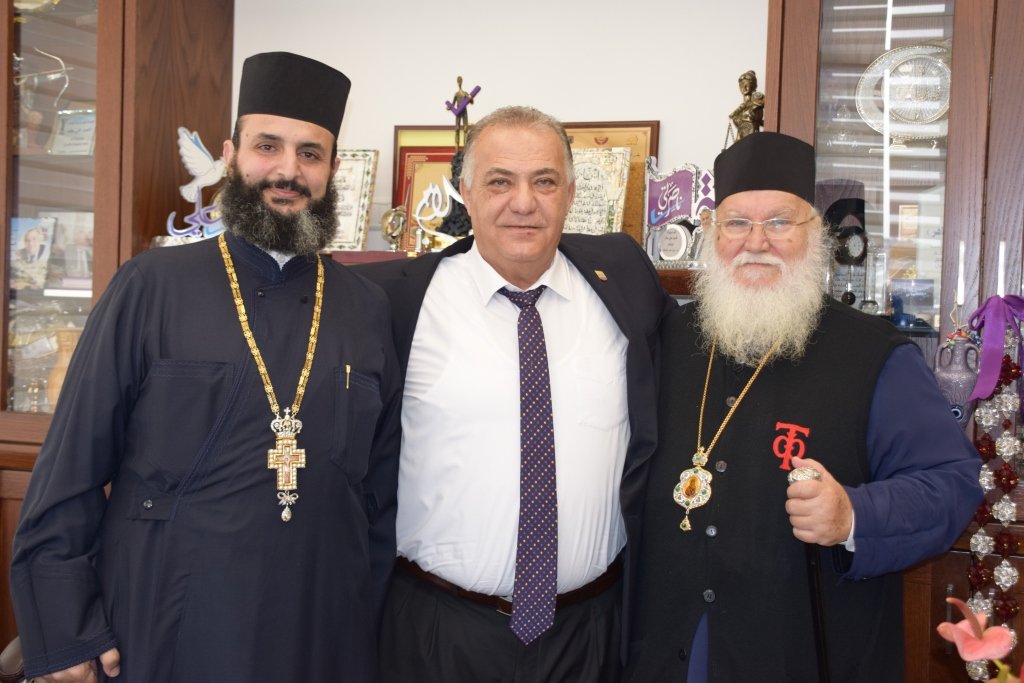 سيادة مطران الروم الارثوذكس كرياكوس يلتقي رئيس البلدية في ظل الأعياد-7