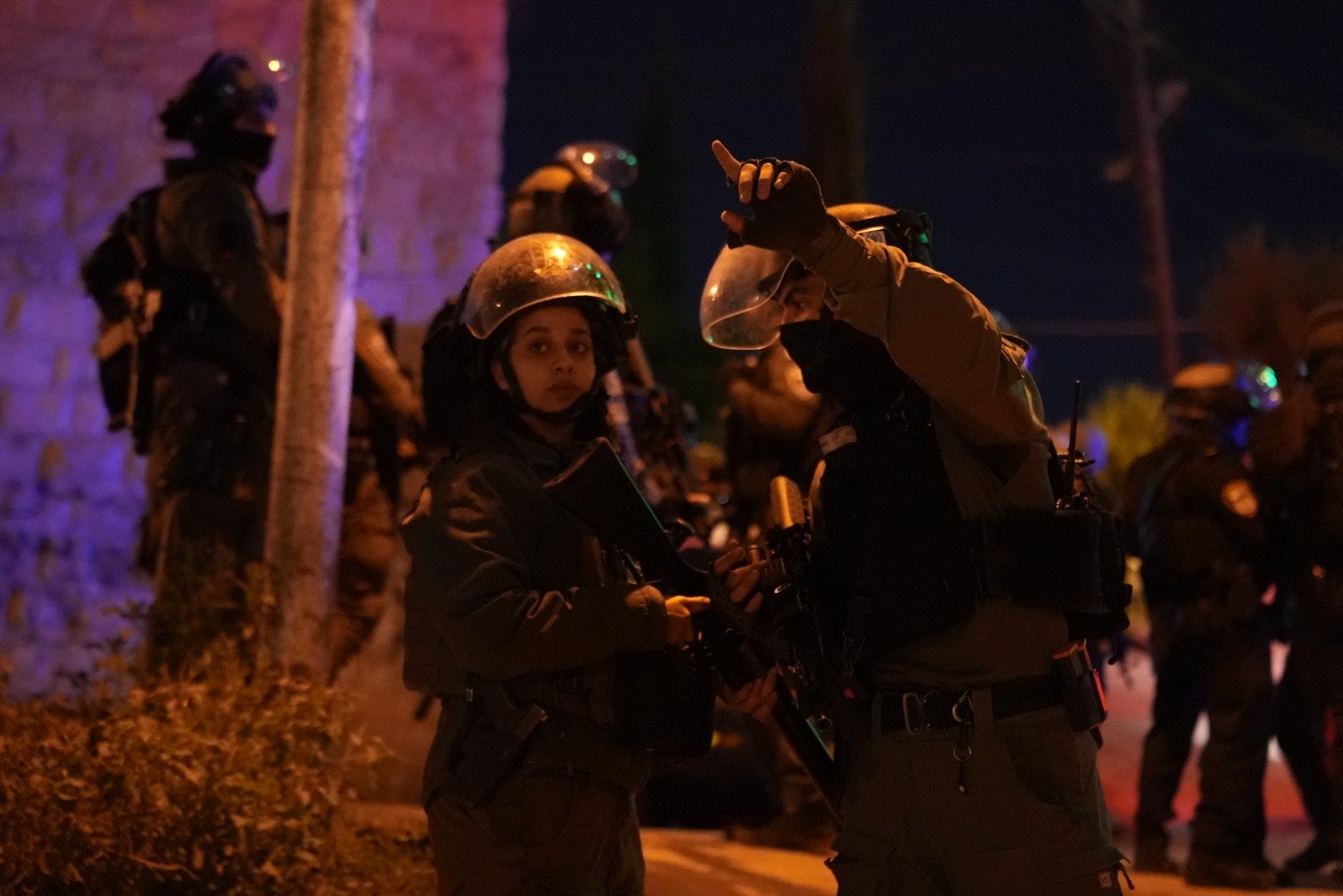 اعتقال مشتبهين متورطين برشق الحجارة وإطلاق الألعاب النارية بإتجاه أفراد الشرطة في العيسوية-2