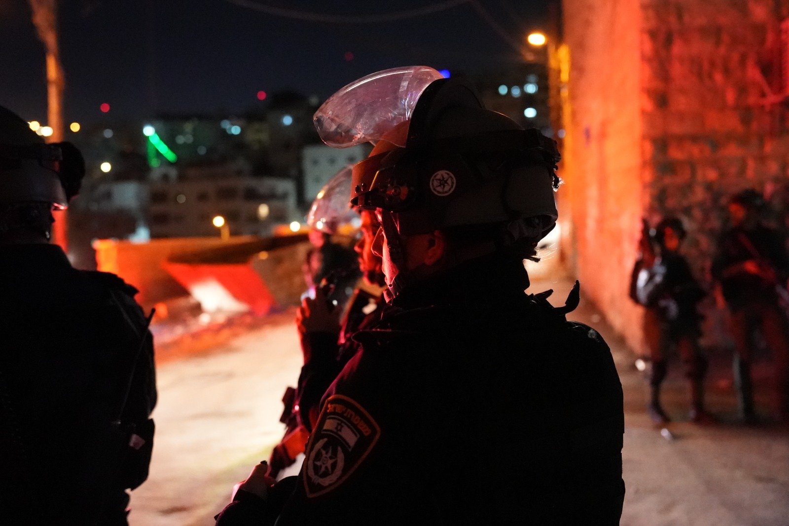 اعتقال مشتبهين متورطين برشق الحجارة وإطلاق الألعاب النارية بإتجاه أفراد الشرطة في العيسوية-5