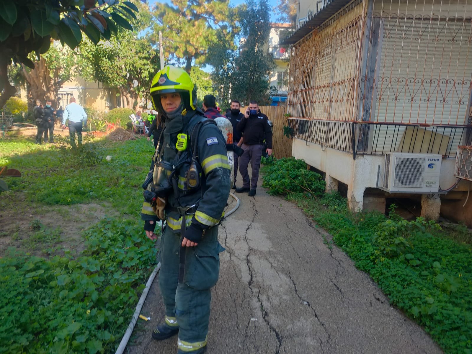 حرائق المنازل مستمرة.. تخليص عالقة اثر اندلاع حريق داخل منزل في مدينة حيفا-5