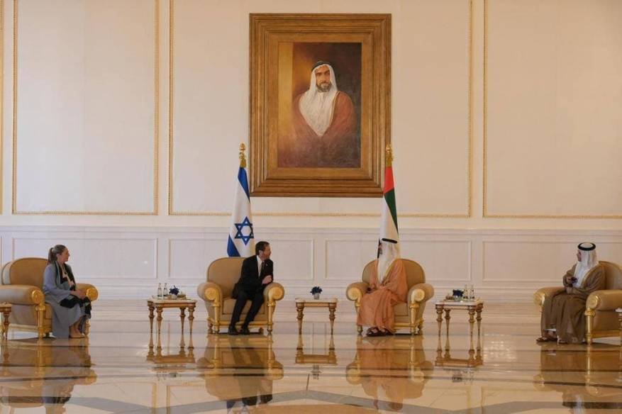 الرئيس الإسرائيلي يصل إلى الإمارات مرورا من فوق الاجواء السعودية-3
