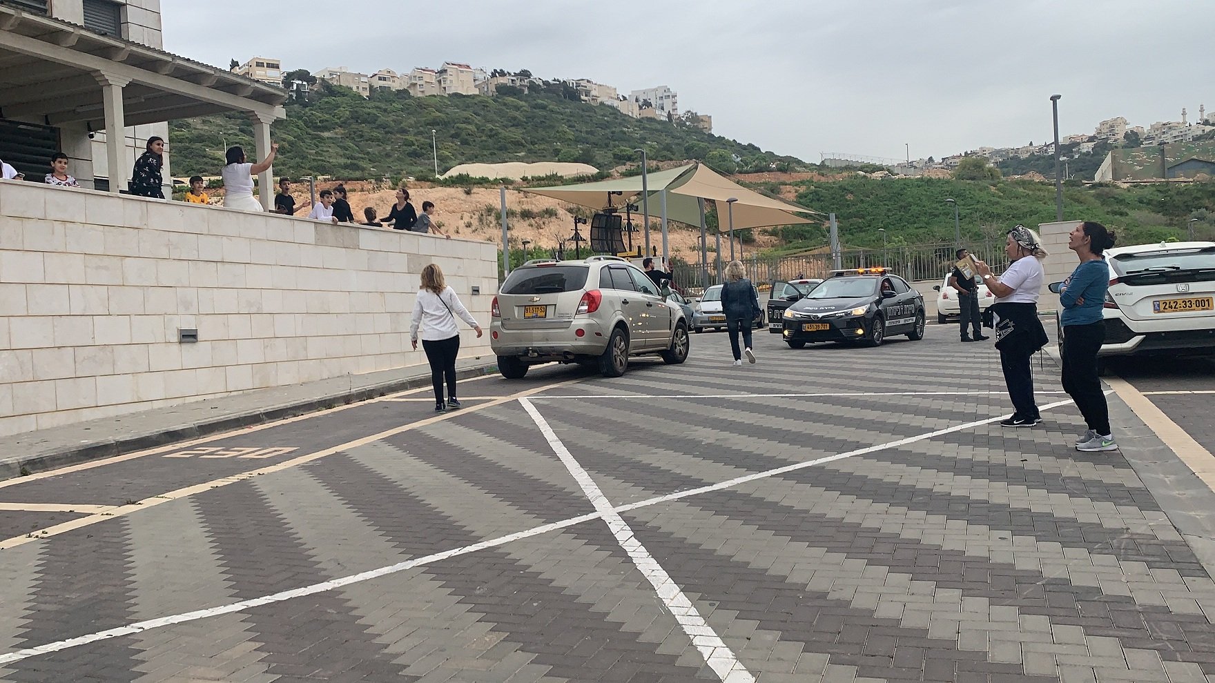 حيفا: "سيارة متنقلة" للبلدية تنظم احتفالات للسكان للتخفيف من أزمة الكورونا-0