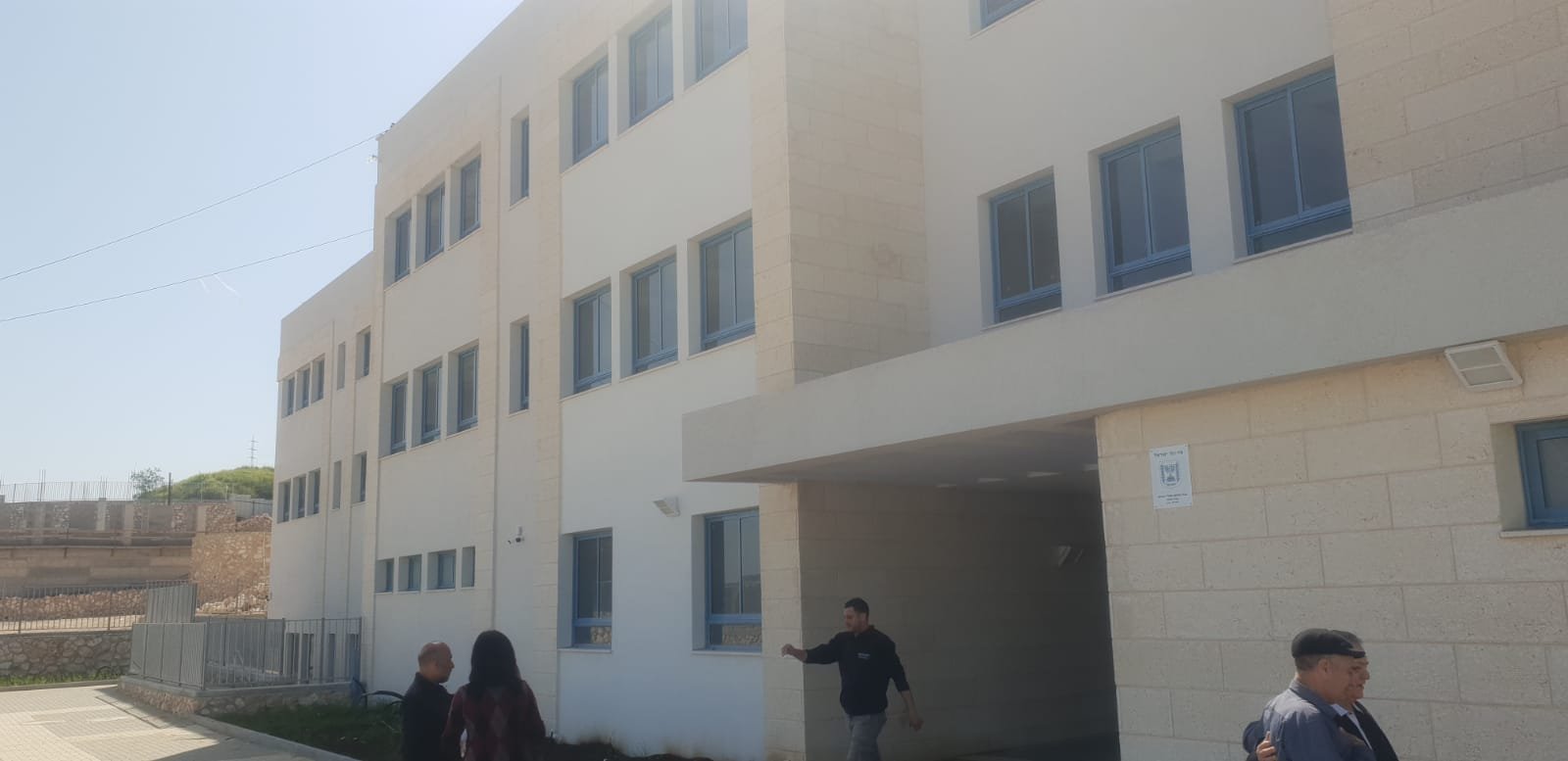 قريبًا.. افتتاح مدرسة البيروني في الناصرة .. رئيس البلدية يتفقد ويسلم المفاتيح لمديرتها-9