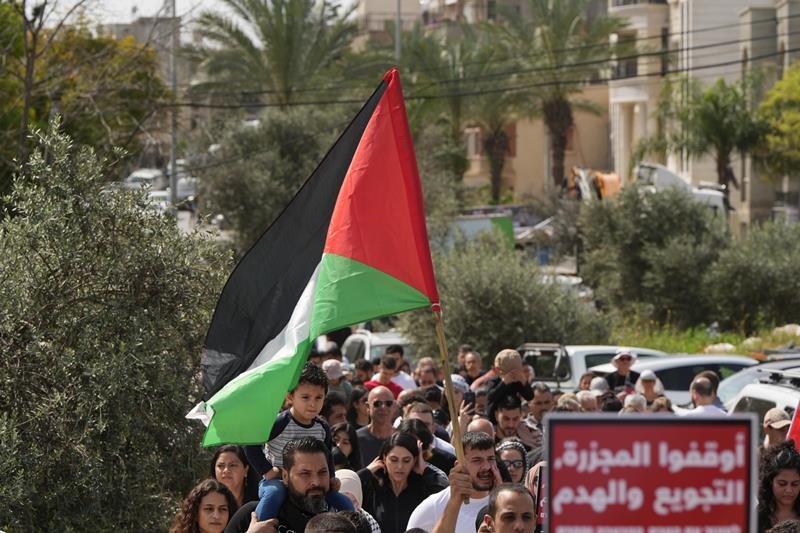 غزة في صلب الحدث: اختتام مهرجان يوم الأرض في دير حنا بمشاركة الآلاف-21