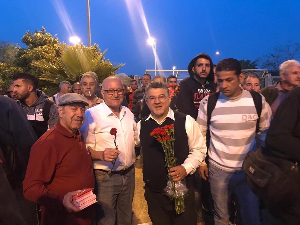 معبر قلقيلية: الجبهة والحزب توزّعان الورود على العمّال بمناسبة الأولّ من أيّار-4
