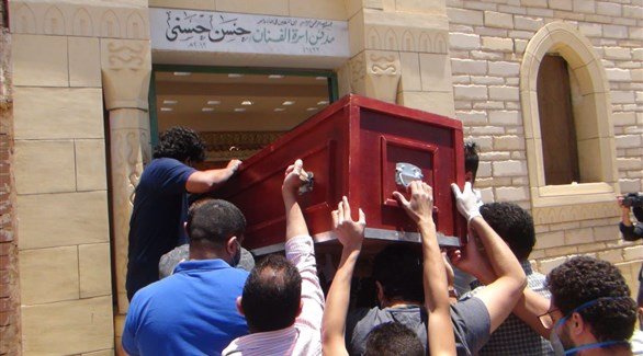 بالصور: تشييع جنازة حسن حسني بـ "الكمامات"-4