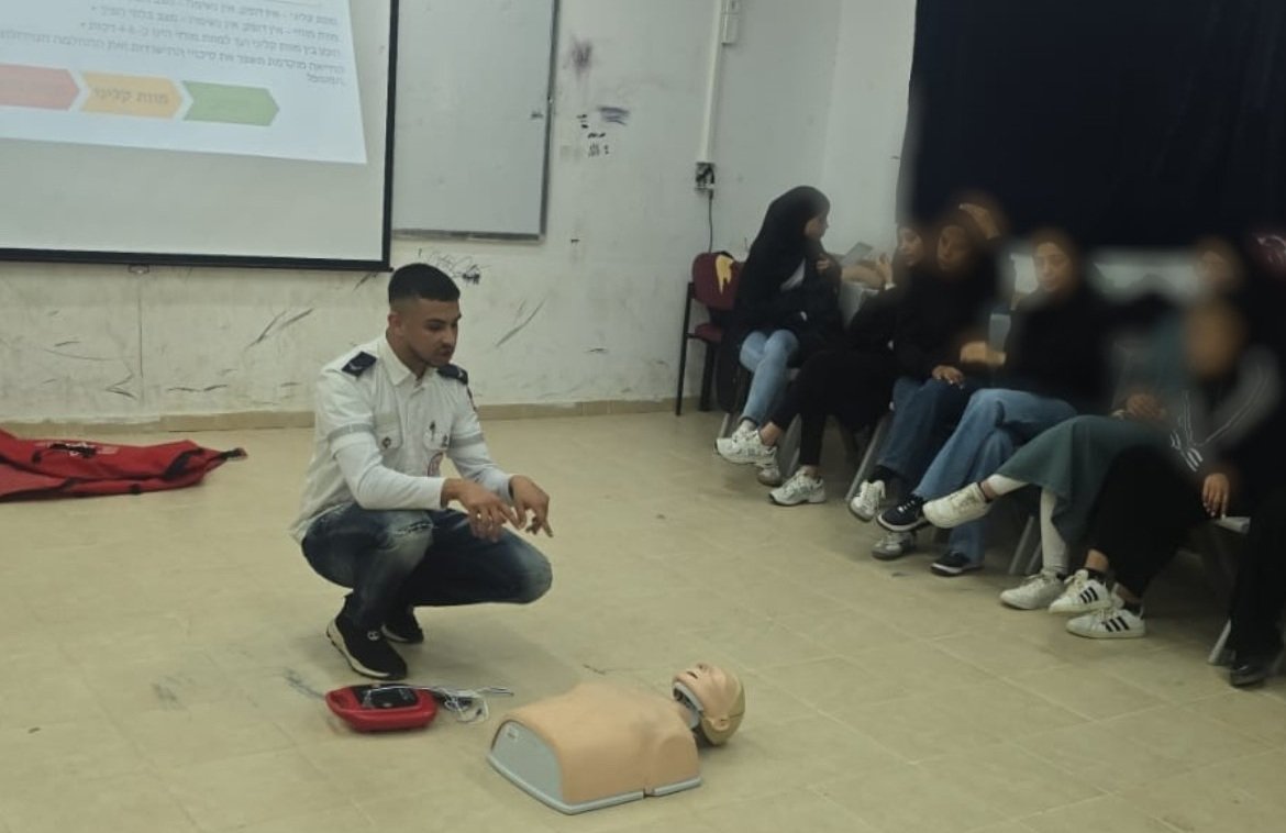 الزرنوق: طلاب العاشر في ثانوية أورط أبو قويدر يكتسبون مهارات إنقاذ الحياة عبر دورة الإسعاف الأولي-0