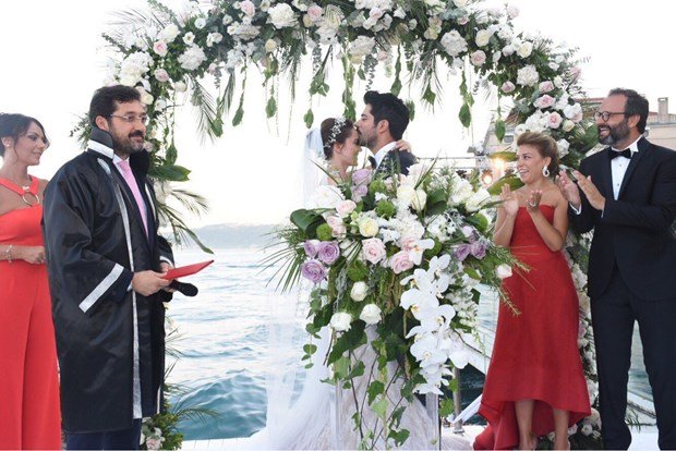 زفاف النجمين فهرية إيفجان وبوارك أوزجيفيت! عرس وفستان خياليان-1