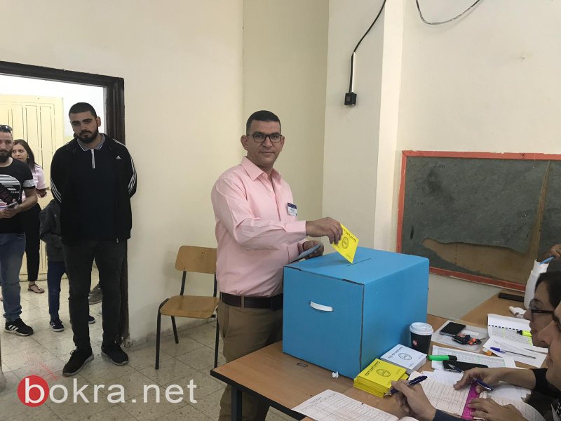 عمران كنانة وحسين خطيب يدليان بصوتهما في انتخابات يافة-1