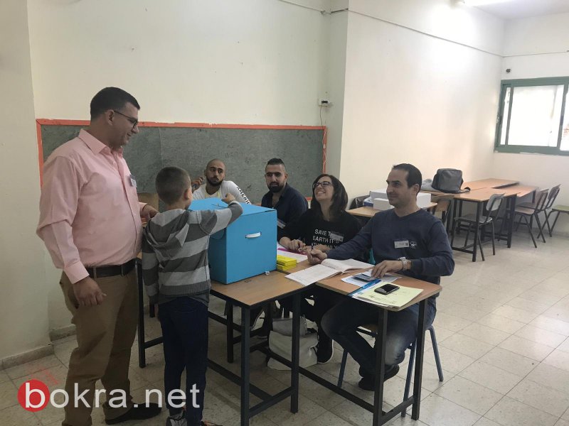 عمران كنانة وحسين خطيب يدليان بصوتهما في انتخابات يافة-6