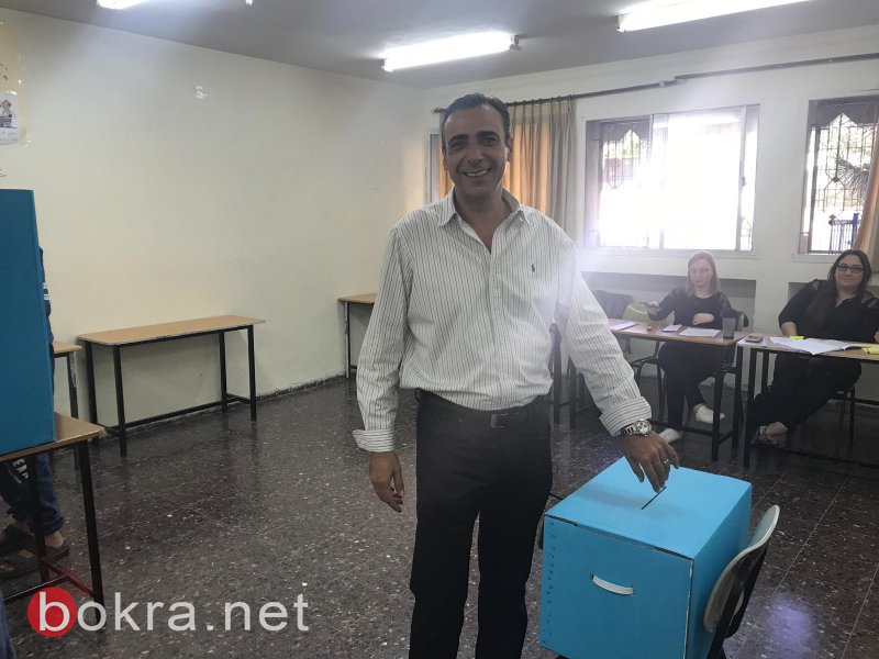 عمران كنانة وحسين خطيب يدليان بصوتهما في انتخابات يافة-9