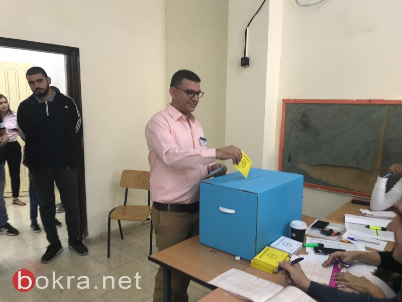 عمران كنانة وحسين خطيب يدليان بصوتهما في انتخابات يافة-10