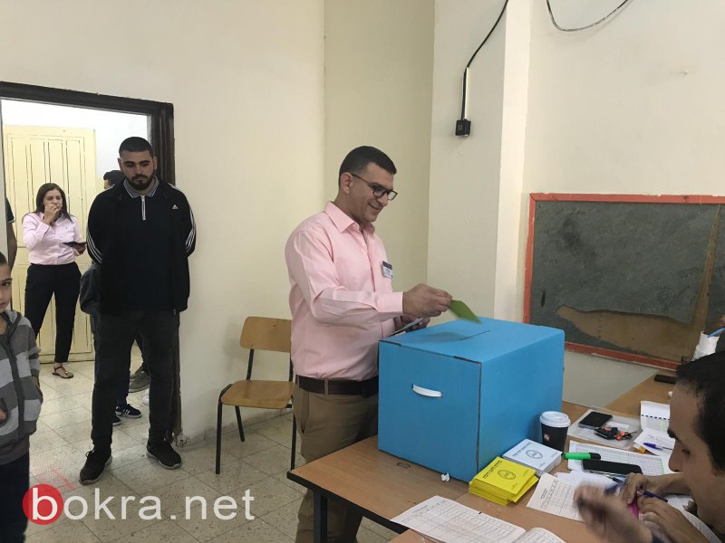 عمران كنانة وحسين خطيب يدليان بصوتهما في انتخابات يافة-14