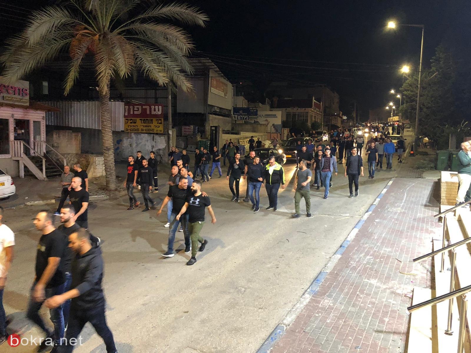 كفر قرع: تشييع جثمان القتيل مصري، مسيرة احتجاجية ضد العنف، وصلاة العشاء على الشارع الرئيسي-4