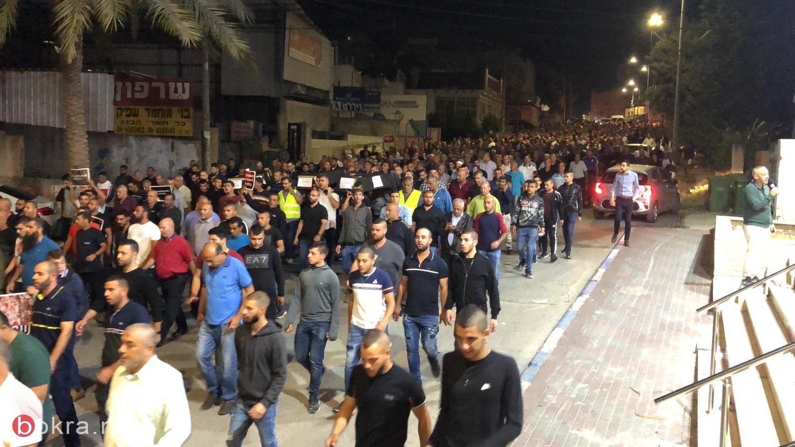 كفر قرع: تشييع جثمان القتيل مصري، مسيرة احتجاجية ضد العنف، وصلاة العشاء على الشارع الرئيسي-15