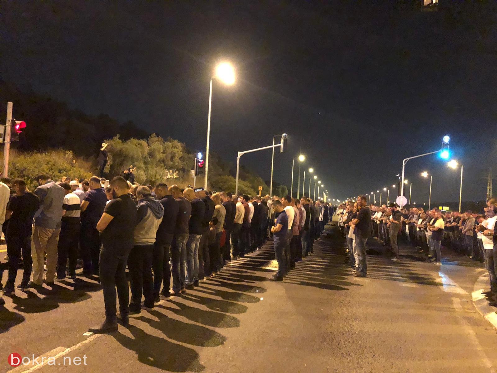 كفر قرع: تشييع جثمان القتيل مصري، مسيرة احتجاجية ضد العنف، وصلاة العشاء على الشارع الرئيسي-40