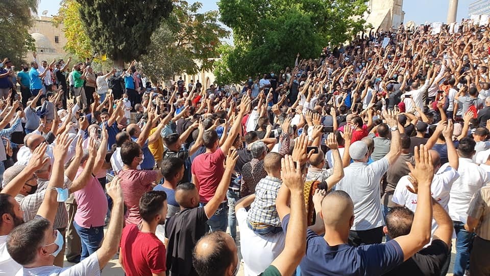 اعتقال عدة شبان اثر قمع مسيرة انطلقت من الأقصى نصرة للرسول محمد عليه السلام-2