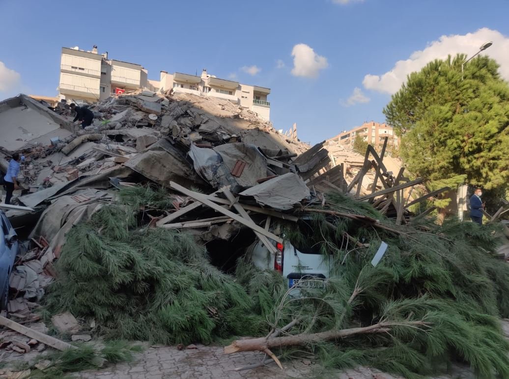 بالفيدو والصور..12 قتيل و400 جريح في زلزال  إزمير التركية-0
