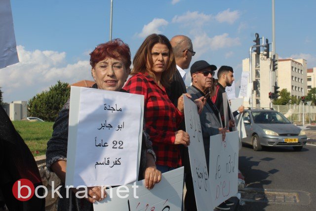 مظاهرة حاشدة امام مبنى المحاكم في الناصرة، وإغلاق الشارع احتجاجًا على قتل النساء -37