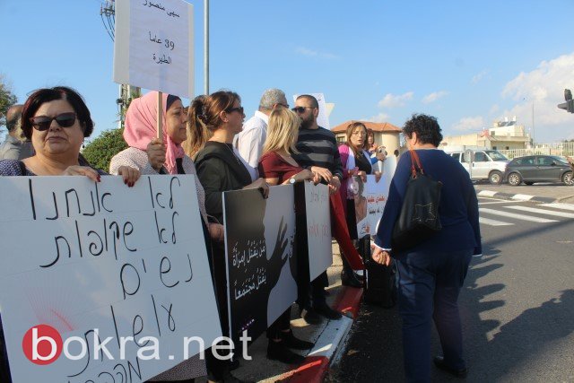 مظاهرة حاشدة امام مبنى المحاكم في الناصرة، وإغلاق الشارع احتجاجًا على قتل النساء -38