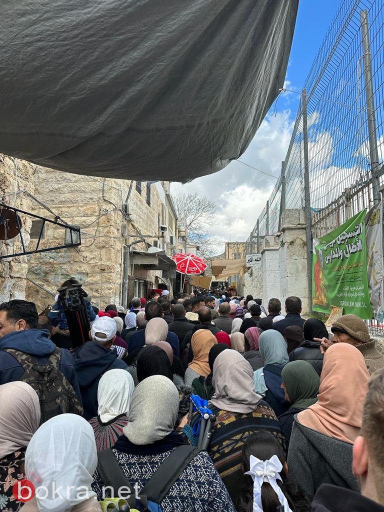 القدس : اعتقال احد المصلين وازدحامات شديدة عند ابواب المدينة في اعقاب صلاة الجمعة-0