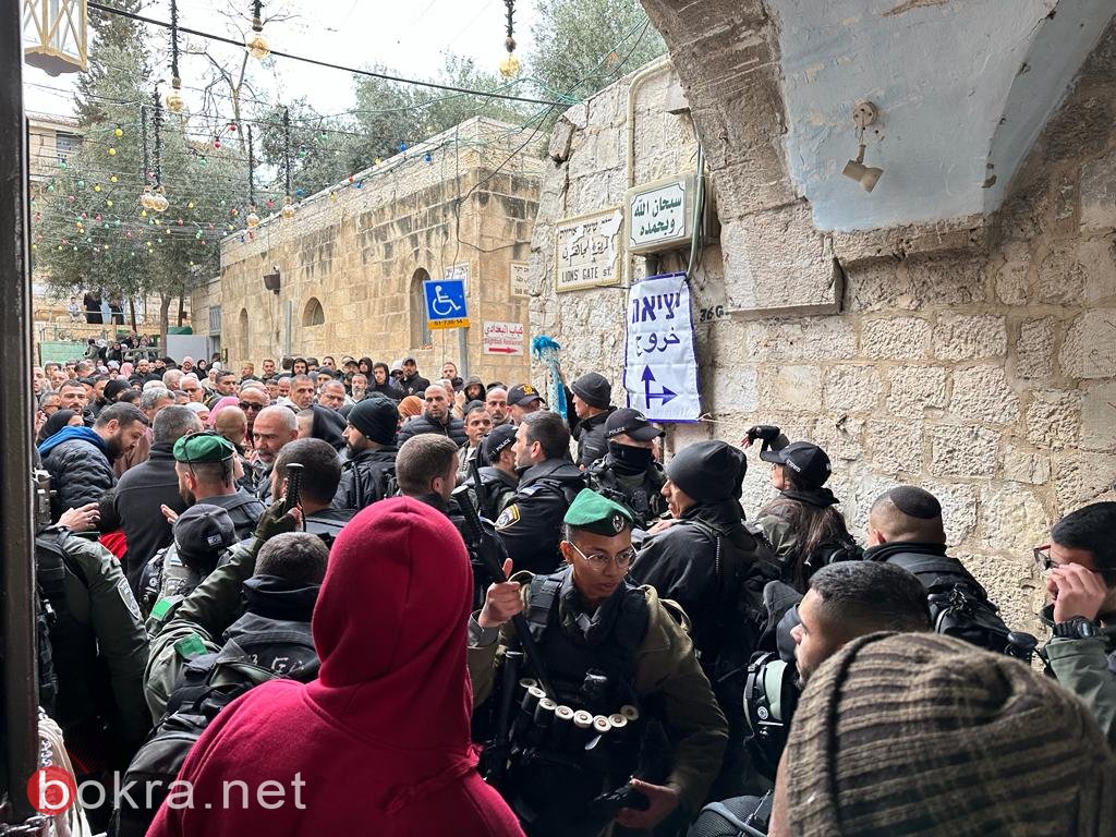 القدس : اعتقال احد المصلين وازدحامات شديدة عند ابواب المدينة في اعقاب صلاة الجمعة-1