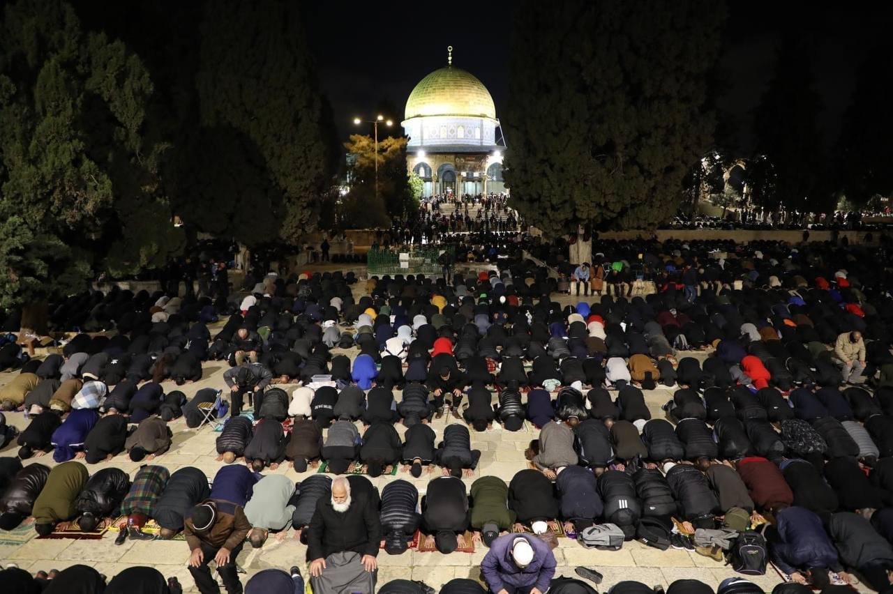 150 ألف مصل يؤدون العشاء والتراويح في المسجد الأقصى المبارك-3
