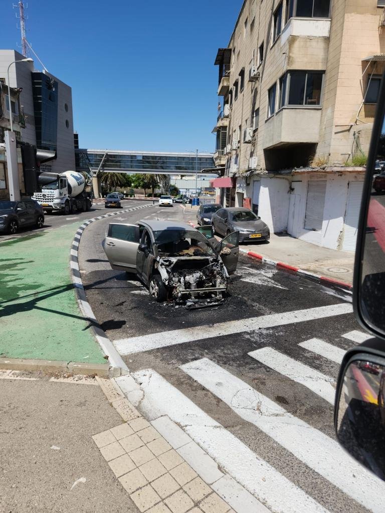 حيفا:إندلاع حريق في سيارة اثناء سيرها-0