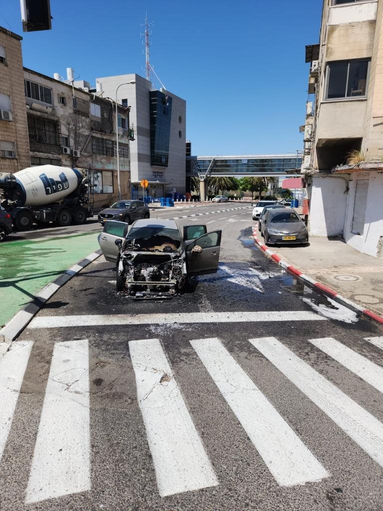 حيفا:إندلاع حريق في سيارة اثناء سيرها-1