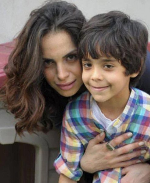 بالصور: آمال ماهر في أحضان ابنها الذي أصبح شاباً-2