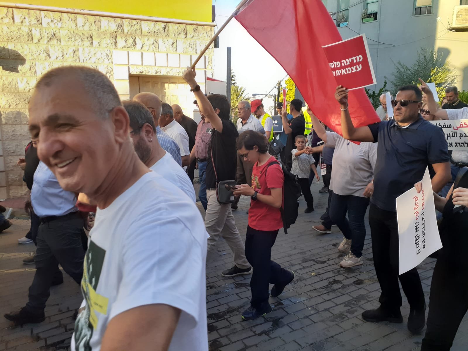 مظاهرة حاشدة في الطيبة تحت شعار "نعم للسلام العادل، لا لحرب الدمار"-5