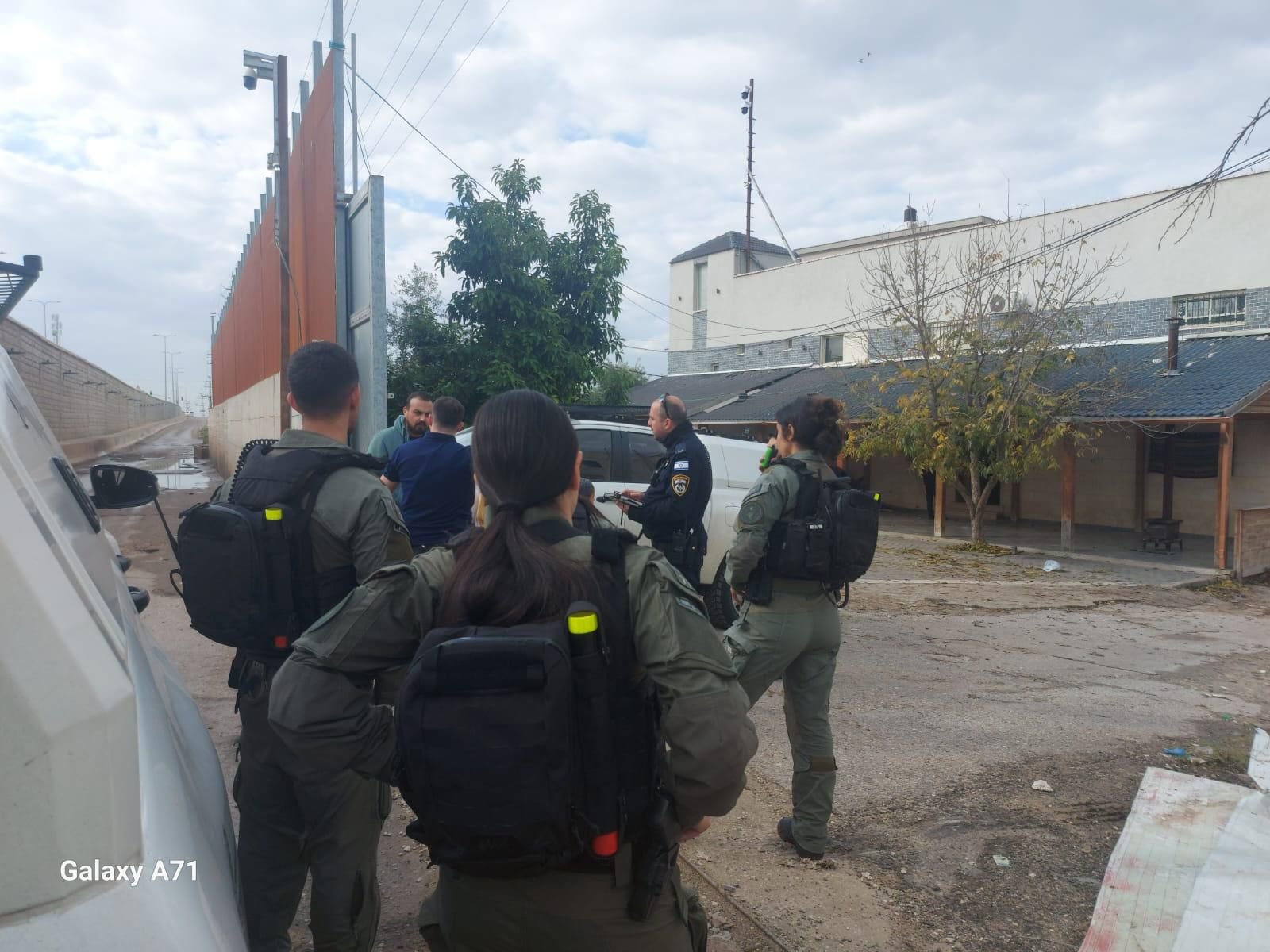 ضبط أسلحة وذخيرة ومخدرات في الطيبة واعتقال مشتبهين-2