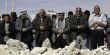 عشرات المواطنين الفلسطينيين يؤدون صلاة الجمعة على أراضي 