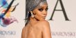 ريهانا تطلّ عارية لدى تسلمها جائزة الموضة للعام 2014