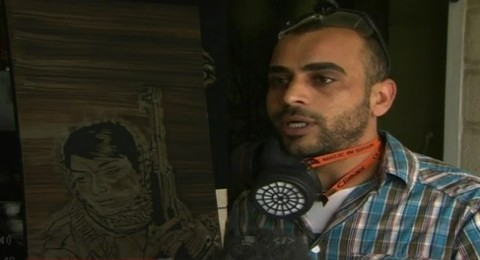 فنان فلسطيني يرسم لوحات بمادة الكلور فنان فلسطيني يرسم لوحات بمادة الكلور