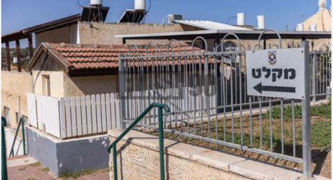 رئيس بلدية عراد يدعو السكان لتجهيز الملاجئ تحسبًا لتصعيد محتمل مع إيران