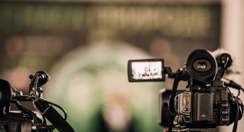 عانى من أزمة نفسية وحاول الإنتحار.. قناة عالمية تُقصي فنانا من وظيفته