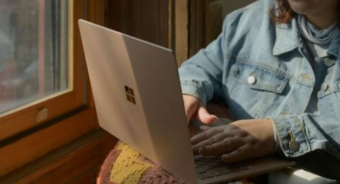 مايكروسوفت تُصلح بهدوء مشكلة مزعجة في منفذ USB-C على حواسيبها المحمولة