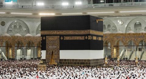 أكثر من مليون حاج يبدؤون اليوم مناسك الحج وسط حر شديد