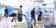 المئات من المتطوعين والمتطوعات يشاركون بترتيب وتحضير المساعدات قبيل شحنا إلى غزة ضمن حملة "نقف معًا"